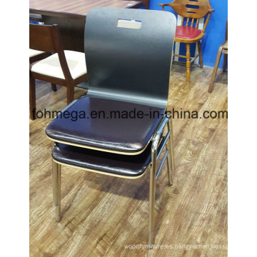 Silla apilable para restaurante Black Bentwood con almohadilla (FOH-SBC01)